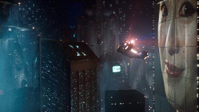 Image d'un extrait du film Blade Runner The final cut. On y voit un écran géant et une voiture volante dans la ville.