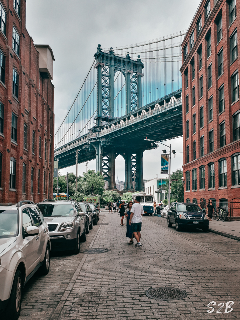 Photo du pont de Manhattan depuis une rue de Brooklyn.